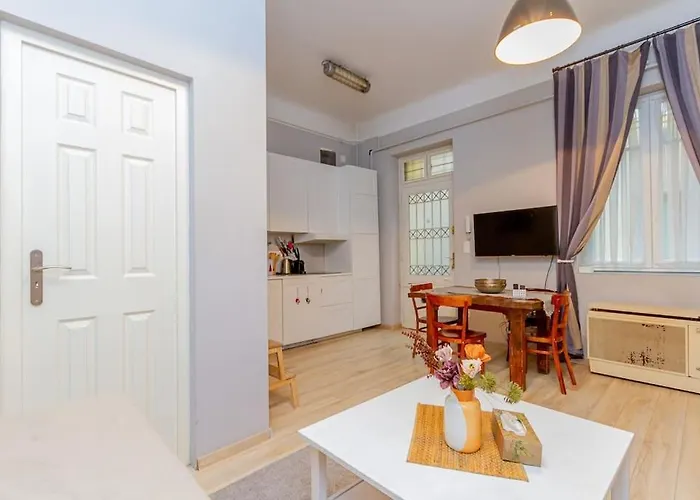 Central Cityscape Retreat By Nw